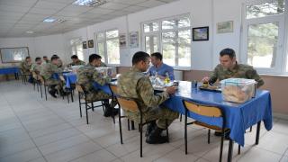 Askerler aralıklı düzende oturarak virüsten korunuyor